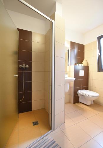 a bathroom with a shower and a toilet at Domki na Wodnej in Kołobrzeg