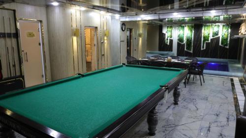 Biliár nebo kulečník v ubytování Zarafshan Grand Hotel city