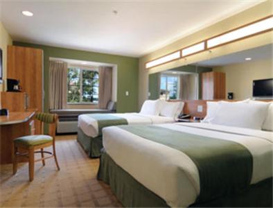 Habitación grande con 2 camas y escritorio. en Microtel Inn & Suites by Wyndham Saraland, en Saraland