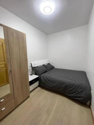- une chambre avec un lit, un placard et une porte dans l'établissement Paris 2024 Olympics 3-4 persons, à Paris