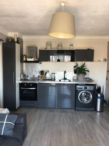 une cuisine avec un évier et un lave-vaisselle dans l'établissement Appartement au bord de la mer, à Canet
