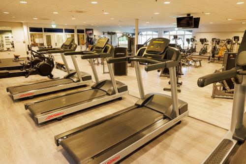 a gym with treadmills and elliptical machines at Center Parcs Sandur Emmen in Emmen