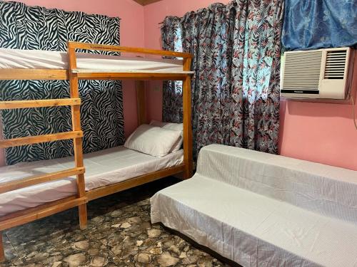 Giường trong phòng chung tại Zia's Homestay