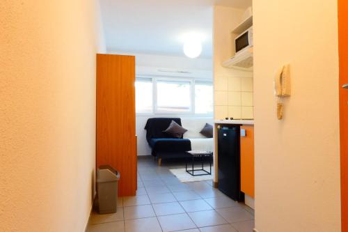 - un couloir avec un salon doté d'un canapé dans l'établissement Comfortable studio of 18 m2 in Montpellier, à Montpellier