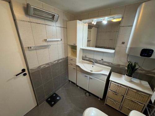 une petite salle de bain avec un lavabo et un miroir dans l'établissement Ferienwhg Bilice 1 - Pool beheizt - Fitness - Relax, à Bilice