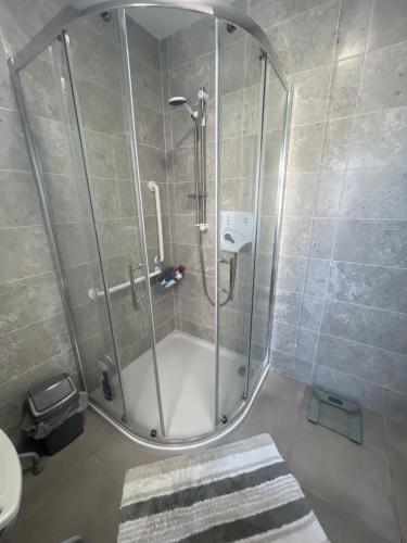 una doccia con una porta in vetro in un bagno di 15 Cluain Caoin Nenagh a Nenagh