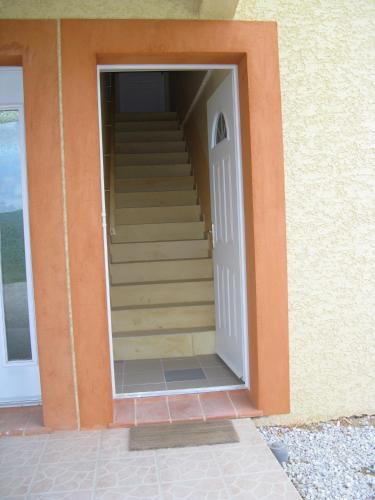 une porte ouverte avec des escaliers dans un bâtiment dans l'établissement Gites des Camparros, à Nailloux