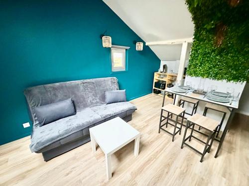 un salon avec un canapé et une table dans l'établissement Le Florissant, intime et raffiné, à Limoges