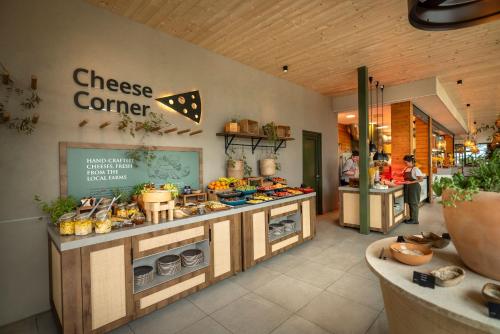 um balcão de queijos em uma loja com alimentos em exposição. em Valamar Amicor Resort em Stari Grad