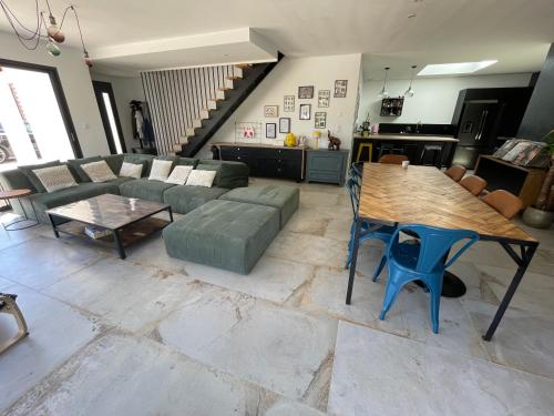 un salon avec une table et un canapé dans l'établissement La Titou Martin, à Saint-Michel-Chef-Chef