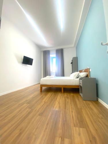 Postel nebo postele na pokoji v ubytování Lexie Suites