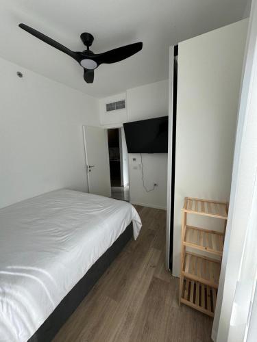 a bedroom with a bed and a ceiling fan at דירת נופש ירושלים תלפיות in Geʼullim
