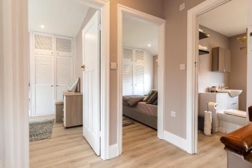 Entire House at Buckingham Roadにあるバスルーム