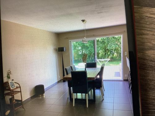 une salle à manger avec une table et des chaises et une fenêtre dans l'établissement Maison, à Saint-Hilaire-de-Talmont