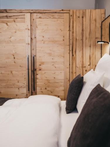 Ein Bett oder Betten in einem Zimmer der Unterkunft VAYA Zell am See inklusive Zell am See Kaprun Sommer Karte