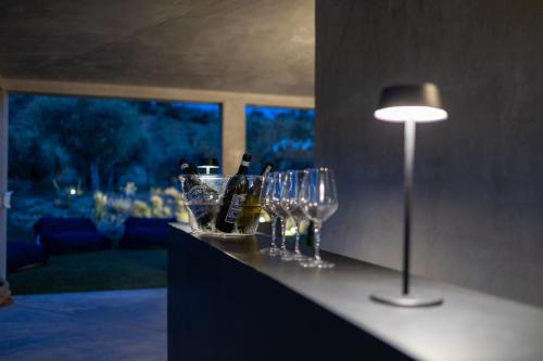 a counter with wine glasses and a lamp on it at Casa Plenilia in Pianella