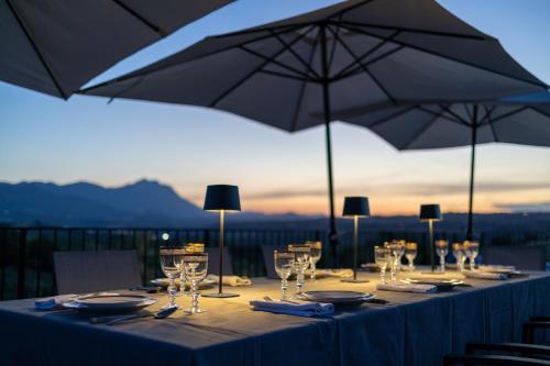 a long table with wine glasses and umbrellas at Casa Plenilia in Pianella