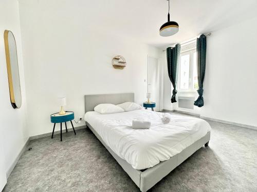 - une chambre blanche avec un grand lit et 2 tables dans l'établissement Le Cuivre proche de la gare, à Limoges