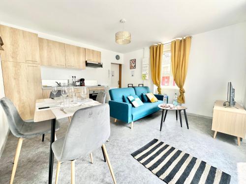 un salon avec un canapé bleu et une table dans l'établissement Le Cuivre proche de la gare, à Limoges