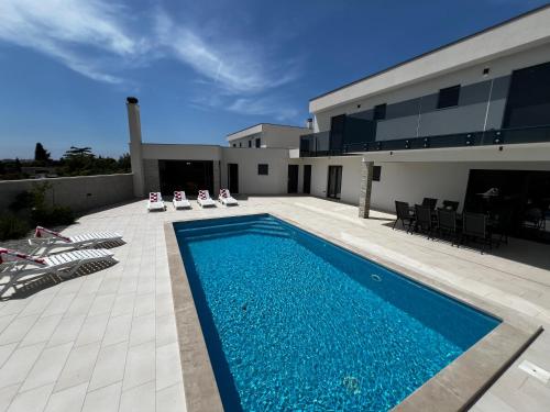 Villa Mare - Modern villa with swimming pool and jacuzzi
