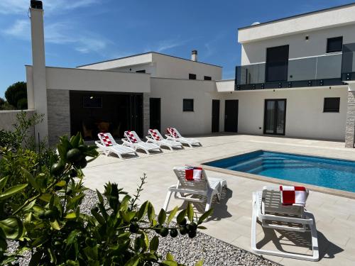 Villa Mare - Modern villa with swimming pool and jacuzzi