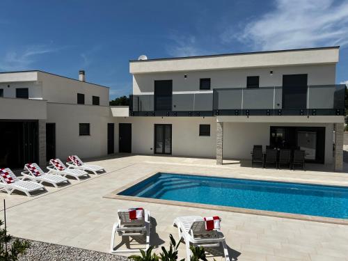 Villa Mare - Modern villa with swimming pool and jacuzzi