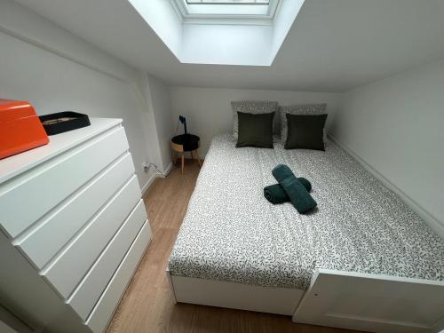 - un ours en peluche assis sur un lit dans une pièce dans l'établissement Duplex Cosy / Terrasse / Cour Intérieure, à Rennes