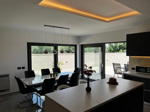 Villa Mare - Modern villa with swimming pool and jacuzzi