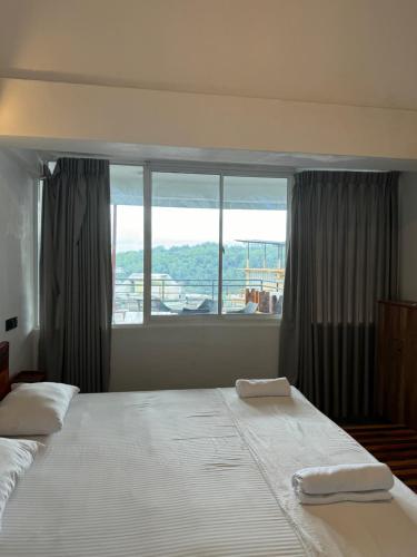 Postel nebo postele na pokoji v ubytování Sky Heaven Hotel