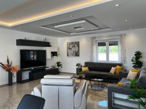Villa Mare - Modern villa with swimming pool and jacuzzi