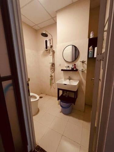 a bathroom with a sink and a toilet and a mirror at Daisy Home Luxury in Ấp Mỹ Hòa