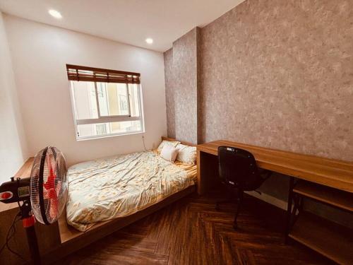 a small bedroom with a bed and a window at Daisy Home Luxury in Ấp Mỹ Hòa