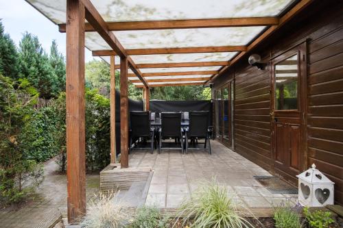 Patio nebo venkovní prostory v ubytování 78 m2 Luxe Bos Chalet Welness Private Barrelsauna and HOTTUB and AIRCO