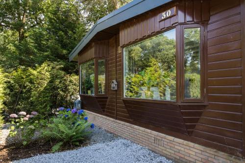 Zahrada ubytování 78 m2 Luxe Bos Chalet Welness Private Barrelsauna and HOTTUB and AIRCO