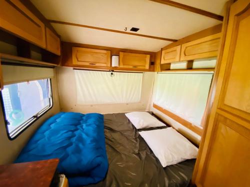 - un petit lit à l'arrière d'un véhicule dans l'établissement Camping Paradis Family les Rives de l'Hérault, à Gignac