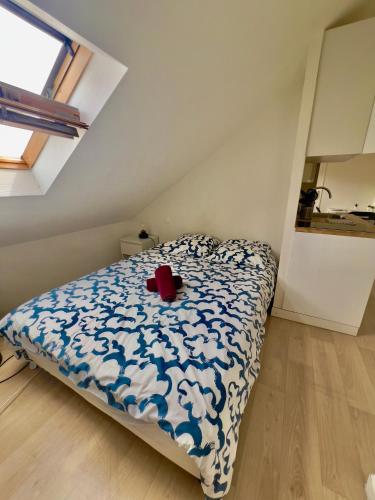 - une chambre avec un lit avec un animal farci rouge dans l'établissement Le Paris Thabor Centre-ville, à Rennes