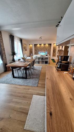 Appartement design et loisirs proche Saverne في Dettwiller: غرفة معيشة بها طاولة وأريكة