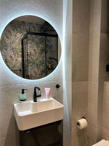 Room with jungle bathroom