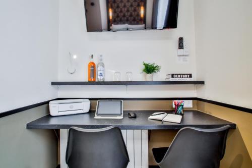 - un bureau avec 2 chaises et un ordinateur portable dans l'établissement WS Opéra - Duphot, à Paris