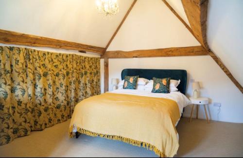 ein Schlafzimmer mit einem Bett in einem Zimmer in der Unterkunft Applecott - 2 bedroom Thatched cottage close to Stonehenge in Upavon