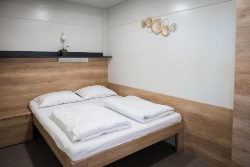 een bed met witte lakens en kussens in een kamer bij Mobile House Pirovac Kamp Kerido in Pirovac