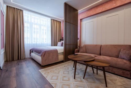 En eller flere senge i et værelse på Bel Air Apartments