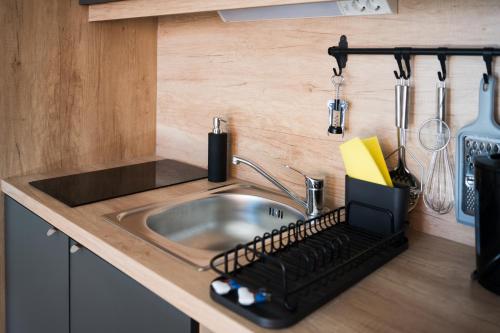 een aanrecht met een wastafel bij Mobile House Pirovac Kamp Kerido in Pirovac