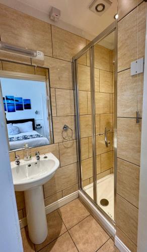 Bilik mandi di Charnwood Regency Guest House