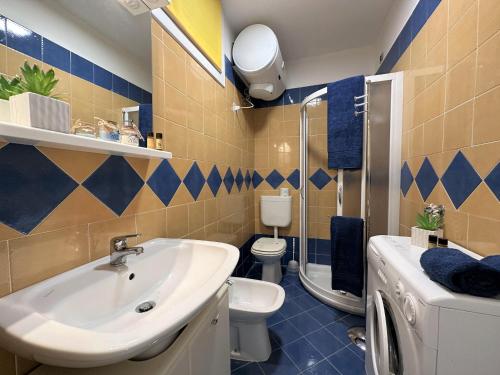 un baño con lavabo e inodoro en Residence Eva, en Lignano Sabbiadoro