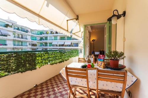 - un balcon avec une table et des chaises dans l'établissement LE CAPITOL 2 AP 4421 By Riviera Holiday Homes, à Nice