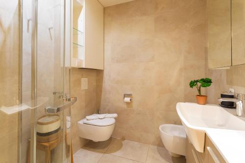 une salle de bain avec toilettes et lavabo dans l'établissement LE CAPITOL 2 AP 4421 By Riviera Holiday Homes, à Nice