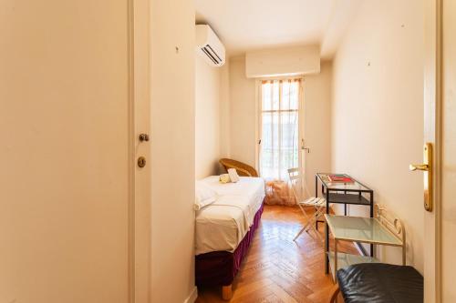 une chambre avec un lit, une table et une fenêtre dans l'établissement LE CAPITOL 2 AP 4421 By Riviera Holiday Homes, à Nice