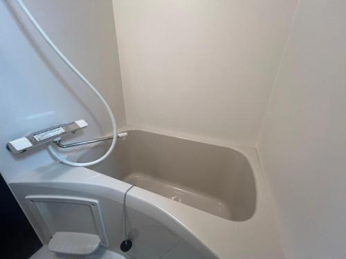 a small bathroom with a toilet and a bath tub at 关西机场难波梅田直达花園町の夢旅人 in Osaka