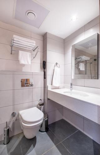 Kamar mandi di Viking Express Hotel